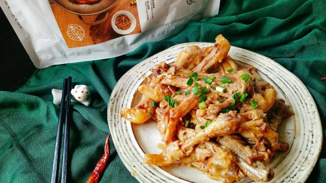 一气呵成对味酱鸭＃食光社干锅鸭＃的做法