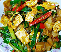 蒜苗回锅肉炒鸡蛋的做法