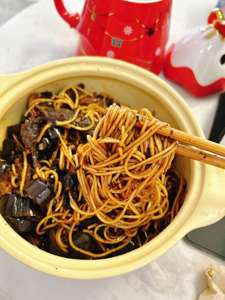 罐头鱼炒茄子焖面的做法