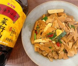 #中秋跟着金龙鱼外婆乡小榨菜籽油一起吃香喝辣#五花肉炒笋干的做法