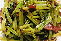 西芹炒香肠的做法