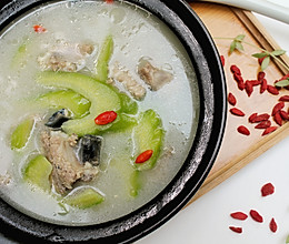 热浪来袭，来碗消暑神汤——凉瓜排骨汤的做法