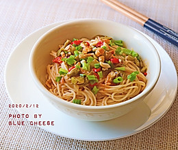 热干面加油#憋在家里吃什么#的做法