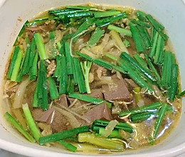 酸菜鸭血汤的做法