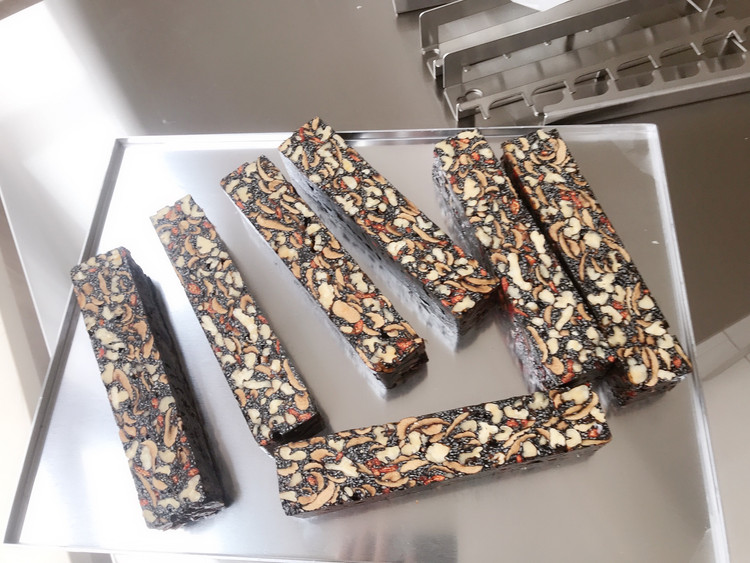手工熬制阿胶糕的做法