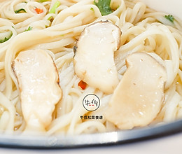 松茸热汤面｜牛佤松茸食谱的做法