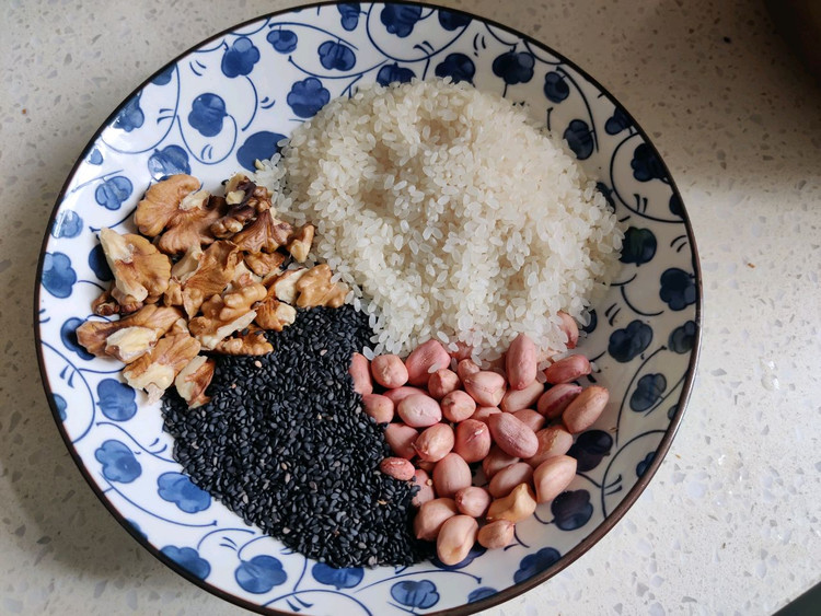 芝麻核桃花生养生茶（榨汁机版）的做法