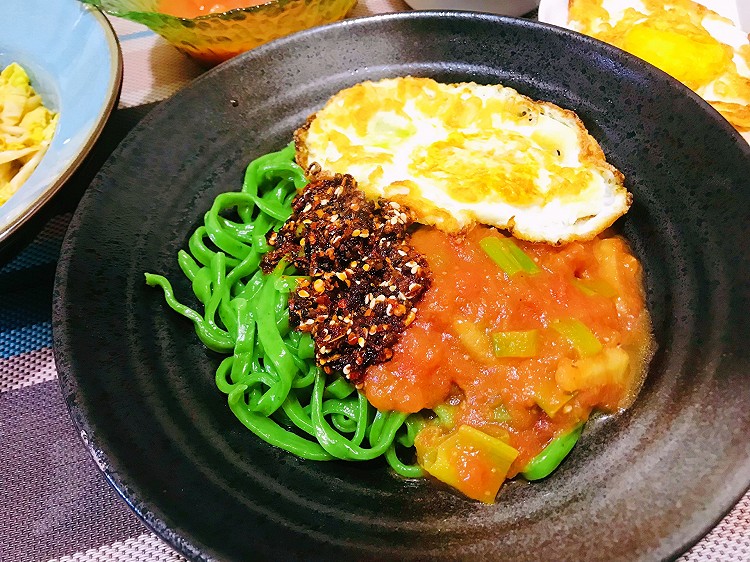 西红柿煎蛋菠菜面的做法