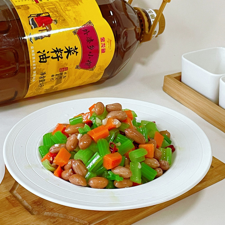 芹菜花生米的做法