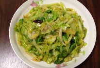 哨子肉炒卷心菜的做法
