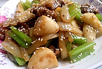 牛肉丁炒年糕的做法