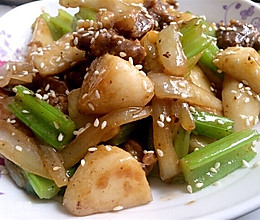 牛肉丁炒年糕的做法
