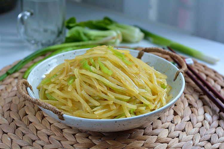 经典下饭菜土豆丝炒尖椒的做法
