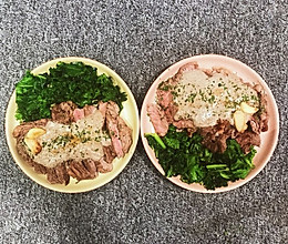 煎眼肉牛排佐蘑菇酱汁的做法