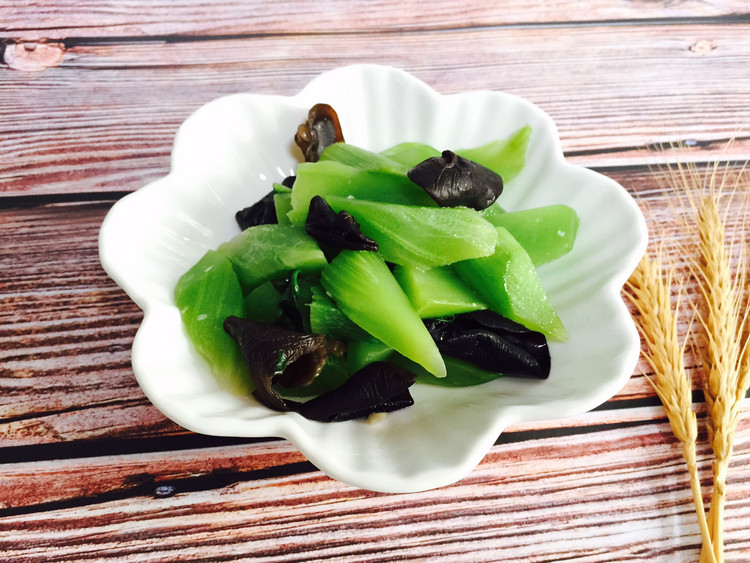 莴笋炒黑木耳的做法