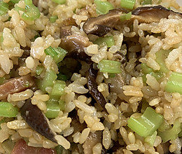 电饭锅版香菇腊肠煲仔饭的做法