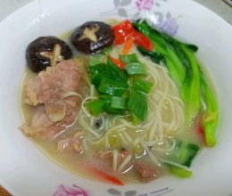 #夏至日，大口吃面#骨汤面的做法