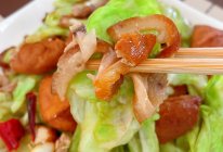 #花式炖煮不停歇#包菜炒熏肉，好吃到停不下来！的做法