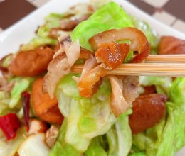 #花式炖煮不停歇#包菜炒熏肉，好吃到停不下来！的做法
