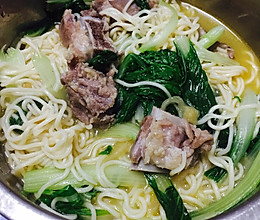 #一个人的晚餐#排骨青菜面的做法