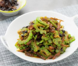 豆豉鲮鱼炒苦瓜的做法