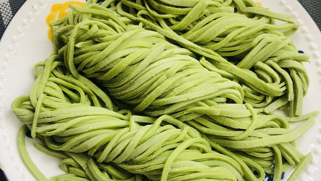 “绿意”浓浓.菠菜鸡蛋手擀面的做法