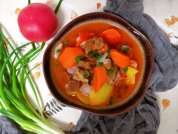 手都不用碰到肉，就能吃上闻着都流口水的番茄牛上脑的做法