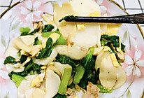 #换着花样吃早餐#青菜肉片笋炒年糕（青菜炒年糕）的做法