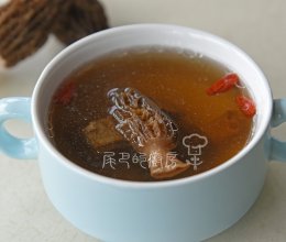 羊肚菌煲排骨汤的做法