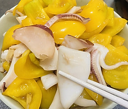 鲜鱿鱼炒彩椒的做法