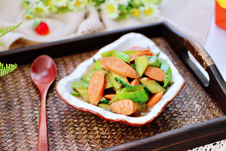 火腿肠酱爆黄瓜辣椒的做法