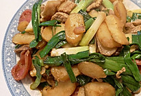 荸荠大蒜炒香肠肉片的做法