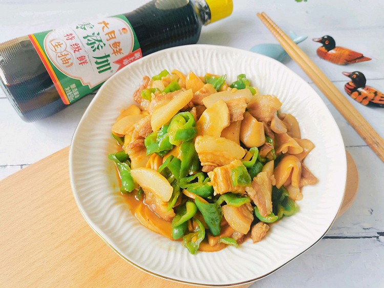 下饭一绝| 青椒鸡腿菇炒肉片的做法