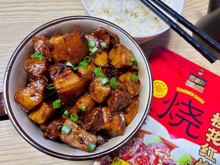 红烧肉煲芋头的做法