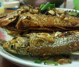 焦香小麻鱼的做法