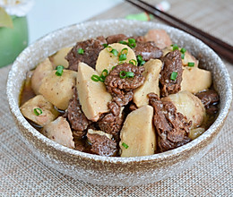 #万物皆可搭# 牛肉烧芋头的做法