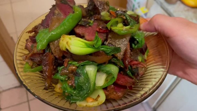 湖南老味道-炒腊肉的做法