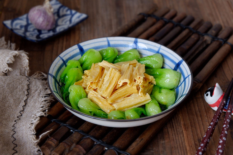 腐竹炒油菜的做法
