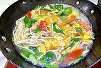 青菜番茄鸡蛋面这么煮营养丰富又美味！的做法