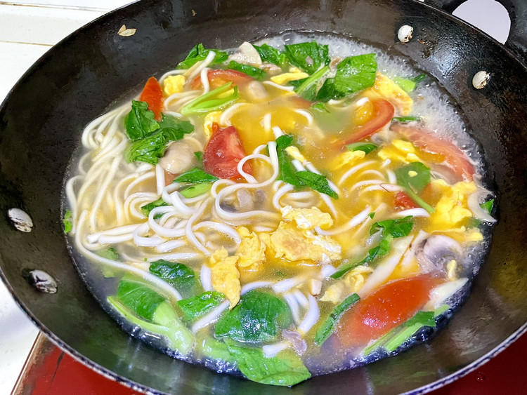 青菜番茄鸡蛋面这么煮营养丰富又美味！的做法