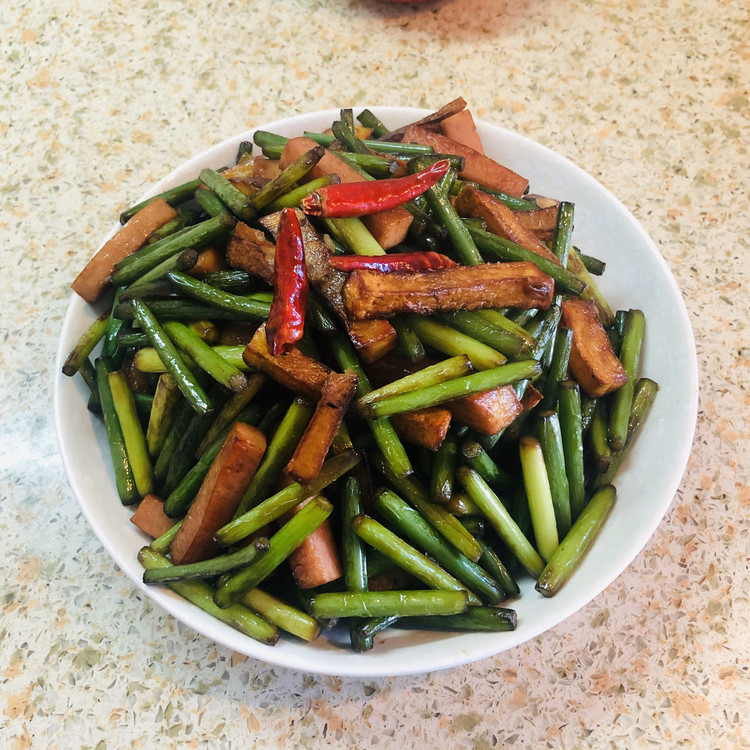 蒜苔换一种配菜-炒土豆条的做法
