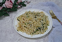 #母亲节，给妈妈做道菜#潮汕特色美食之豆芽韭菜炒面线的做法