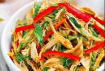 香椿凉拌鸡丝的做法