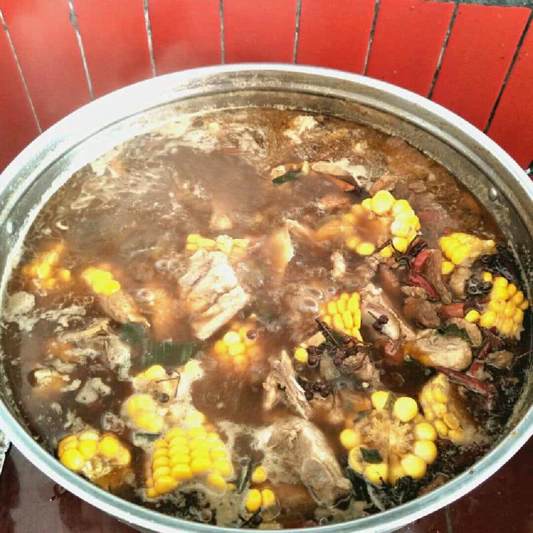 五花肉玉米顿排骨火锅（小布版）的做法