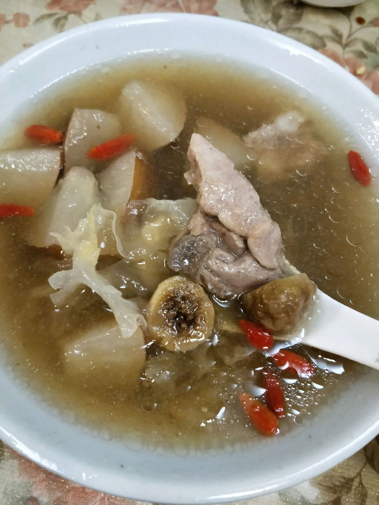 无花果清炖雪梨瘦肉汤的做法