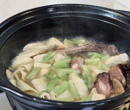 腊排骨炖春笋的做法