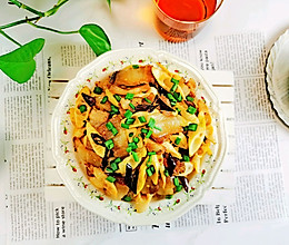 下饭神器～五花肉炒竹笋的做法