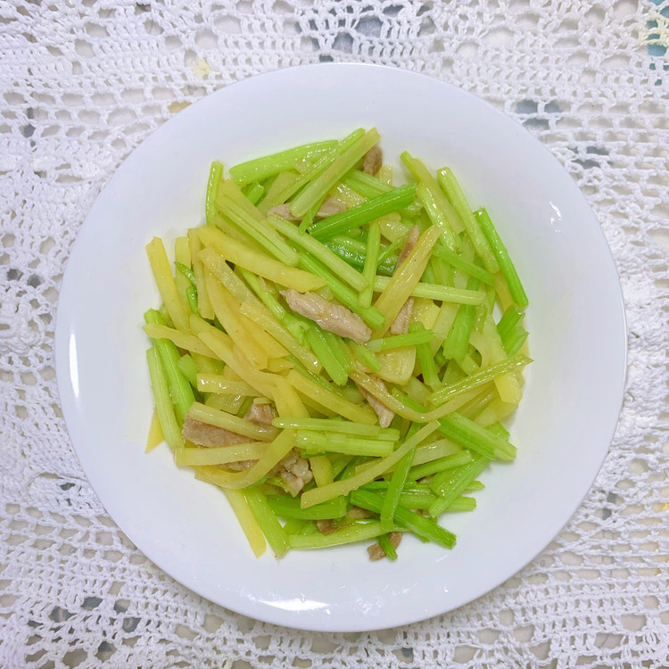 【家常菜】芹菜炒土豆丝的做法