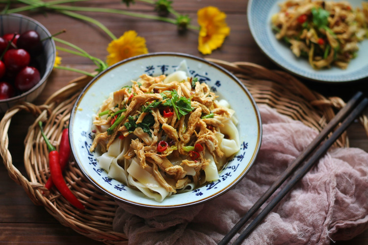 凉拌鸡丝面的做法