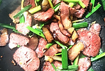 芹菜蒜苗腊肉炒猪血丸子的做法
